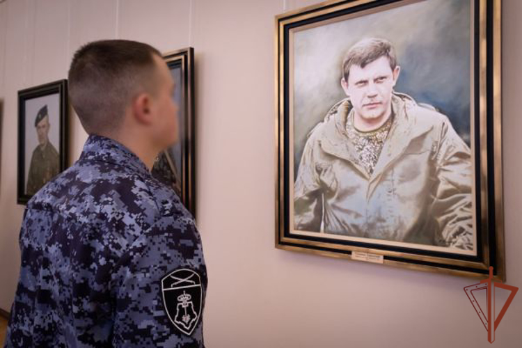 Росгвардейцы в ДНР посетили выставку, посвященную защитникам Донбасса и героям СВО