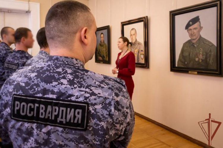 Росгвардейцы в ДНР посетили выставку, посвященную защитникам Донбасса и героям СВО