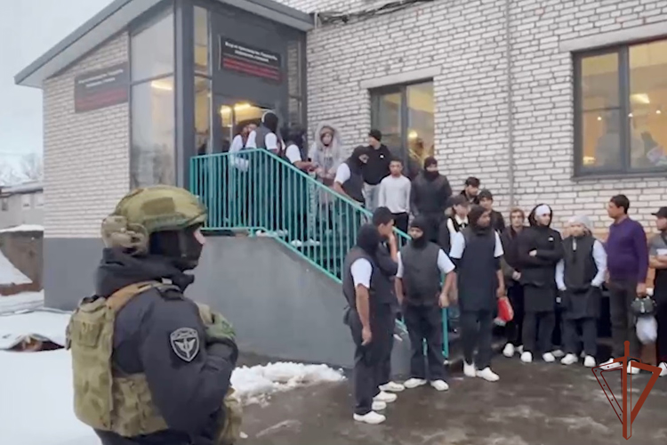 На одном из промышленных предприятий Санкт-Петербурга прошел миграционный рейд при силовой поддержке ОМОН Росгвардии (видео)