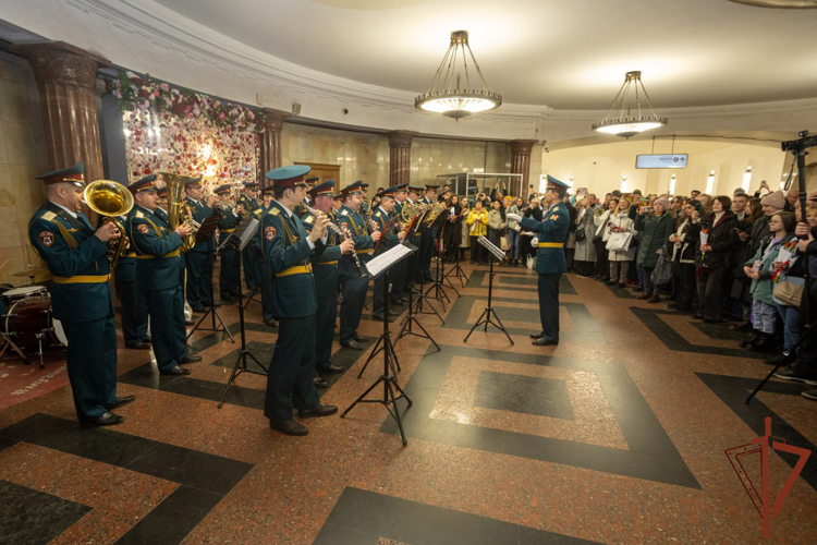 Военные музыканты Росгвардии поздравили женщин с 8 марта в московском метрополитене (видео)