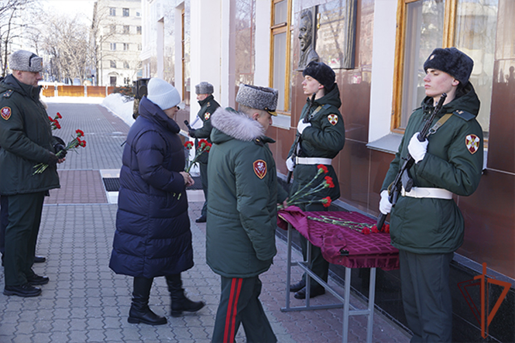 В Восточном округе Росгвардии почтили память сослуживцев, погибших при выполнении служебного долга