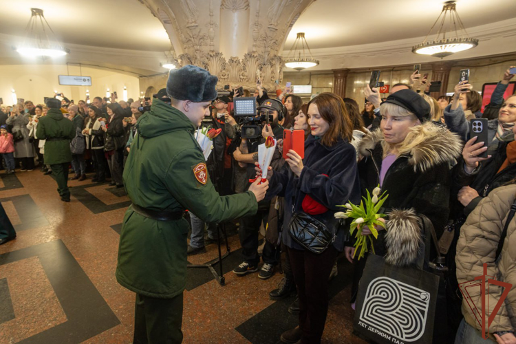 Военные музыканты Росгвардии поздравили женщин с 8 марта в московском метрополитене (видео)
