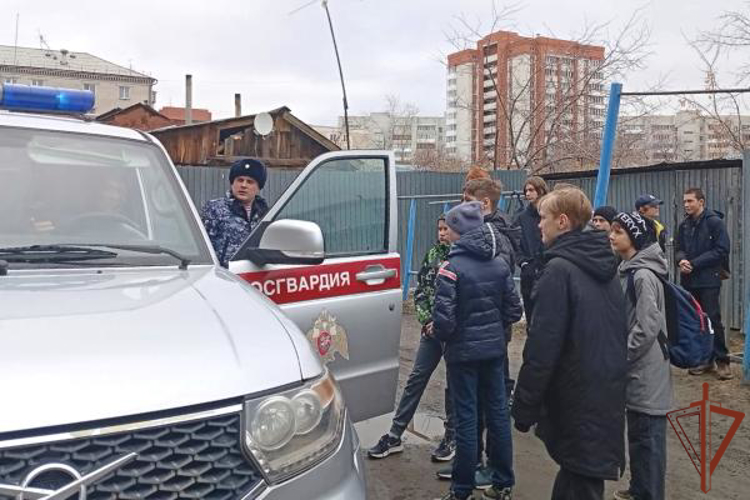 Сотрудники и военнослужащие Росгвардии провели патриотические и памятные мероприятия на Урале ко Дню войск национальной гвардии