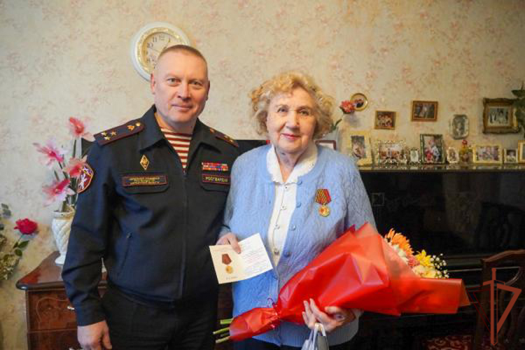 В Мурманске росгвардейцы вручили юбилейную медаль к 80-летию Победы жительнице блокадного Ленинграда