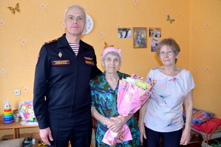 Росгвардейцы вручили юбилейные медали труженицам тыла в Зауралье