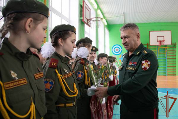 Командующий Приволжским округом Росгвардии поздравил воспитанниц кадетского класса в Нижнем Новгороде с Международным женским днем (видео)