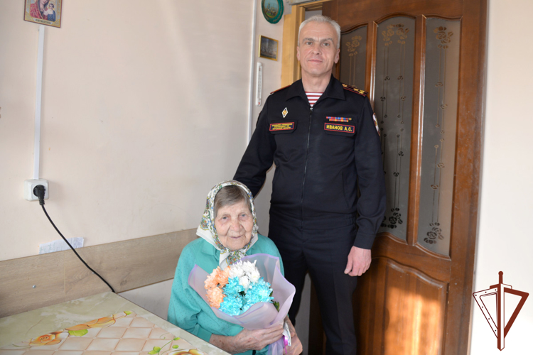 Росгвардейцы вручили юбилейные медали труженицам тыла в Зауралье
