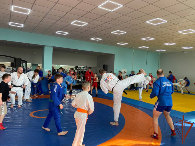 Титулованные спортсмены Росгвардии провели мастер-классы для юных атлетов из новых регионов