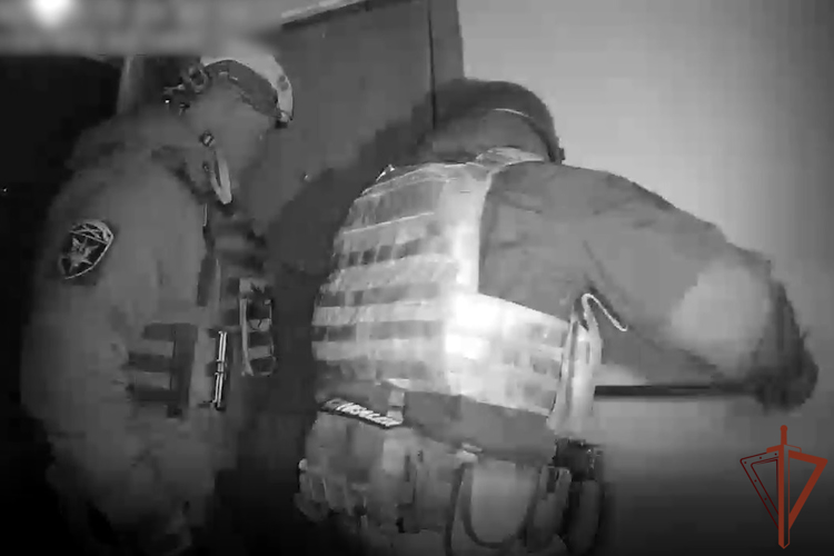 При силовой поддержке спецназа Росгвардии пресечена деятельность преступной группы, похищавшей нефтепродукты из трубопровода в Ленинградской области (видео)