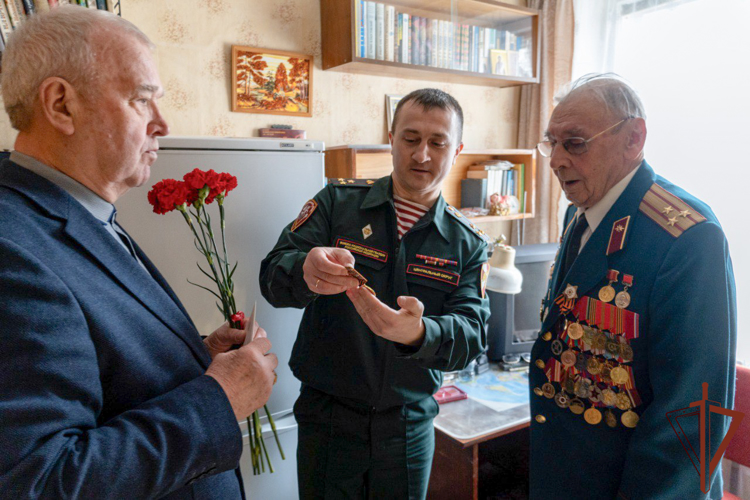 В Москве росгвардейцы вручили фронтовику юбилейную медаль «80 лет Победы в Великой Отечественной войне 1941–1945 гг.»