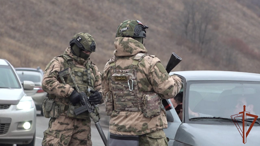 Росгвардейцы на контрольно-пропускных пунктах в зоне СВО в ЛНР задерживают пособников ВСУ (видео)