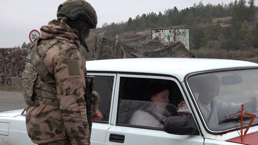 Росгвардейцы на контрольно-пропускных пунктах в зоне СВО в ЛНР задерживают пособников ВСУ (видео)