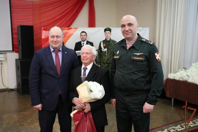 В Челябинской области росгвардейцы вручили юбилейную медаль к 80-летию Великой Победы труженику тыла
