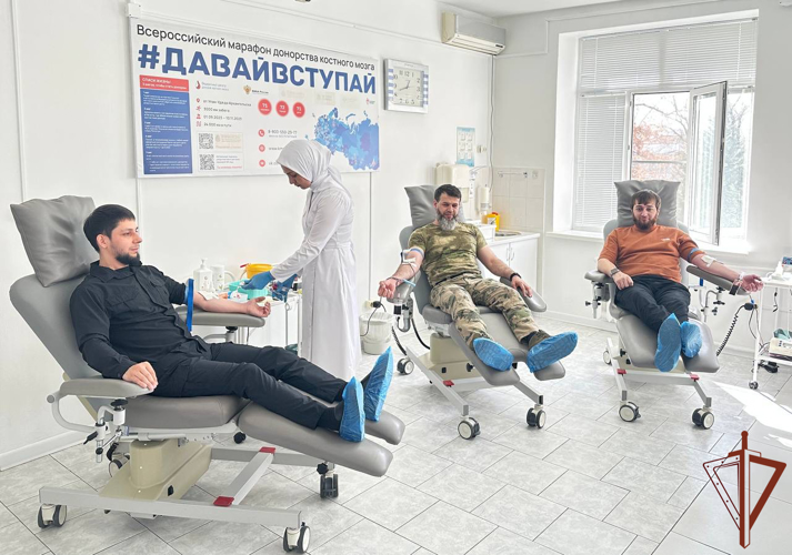 Региональную донорскую акцию в Чеченской Республике поддержали сотрудники Росгвардии