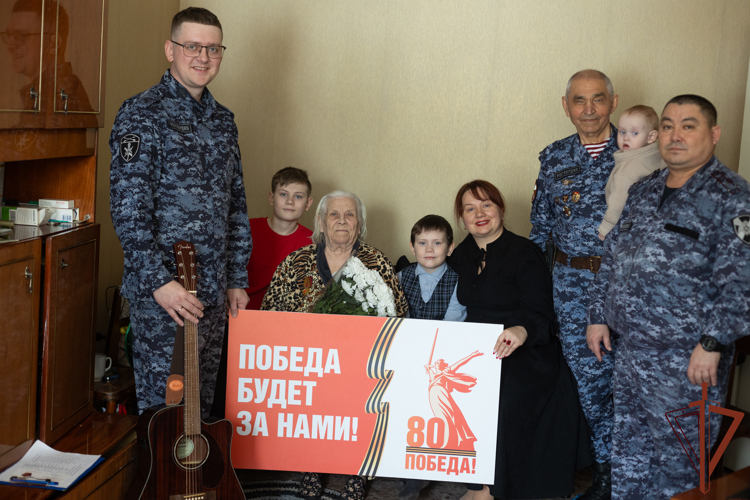 Военнослужащие Росгвардии вручили труженицам тыла медали в честь 80-летия Победы в Великой Отечественной войне