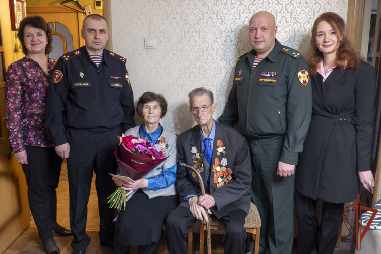 В Санкт-Петербурге росгвардейцы вручили ветеранам службы и жителям блокадного Ленинграда юбилейные медали