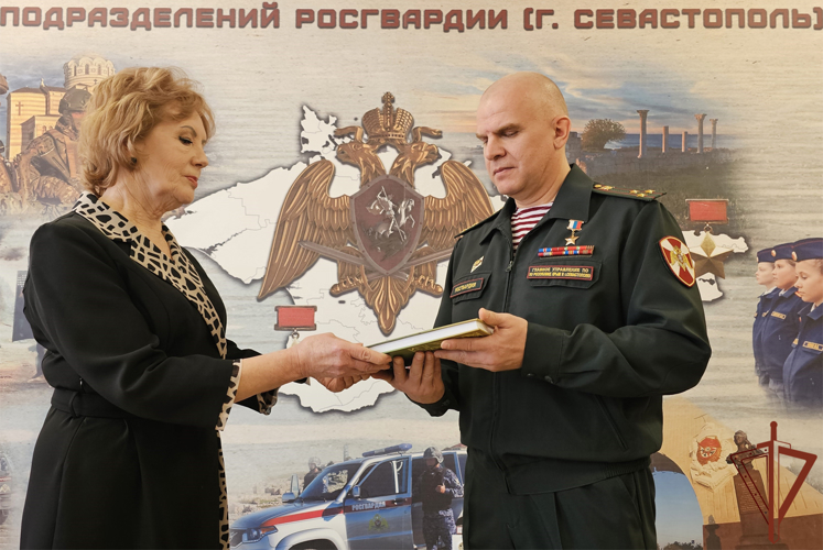 Книгу легендарного комбата Победы передала его дочь представителю Росгвардии в Севастополе