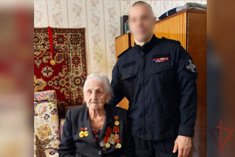 Офицеры СОБР Росгвардии вручили юбилейную медаль к 80-летию Победы труженице тыла в Тюмени