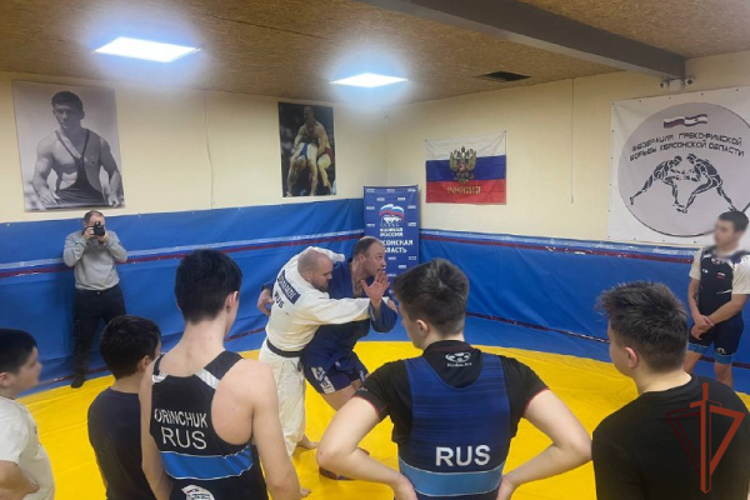 Титулованные спортсмены Росгвардии провели мастер-классы для юных атлетов из новых регионов