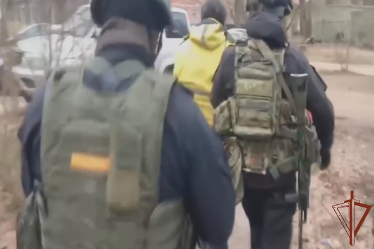 В Пскове при силовой поддержке СОБР Росгвардии задержан пропагандист террористической организации (видео)