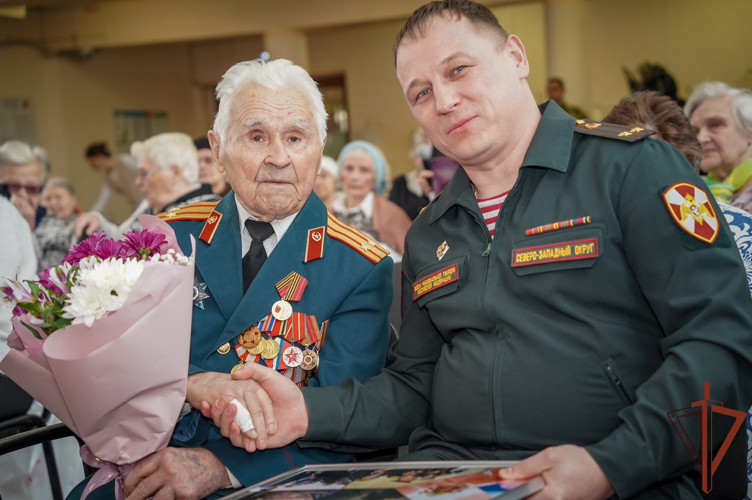В Санкт-Петербурге труженику тыла росгвардейцы вручили юбилейную медаль к 80-летию Победы (видео)