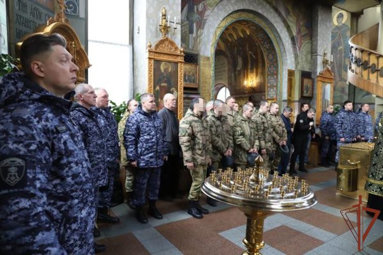 Молебен за воинов Росгвардии состоялся в московском храме Георгия Победоносца на Поклонной горе 