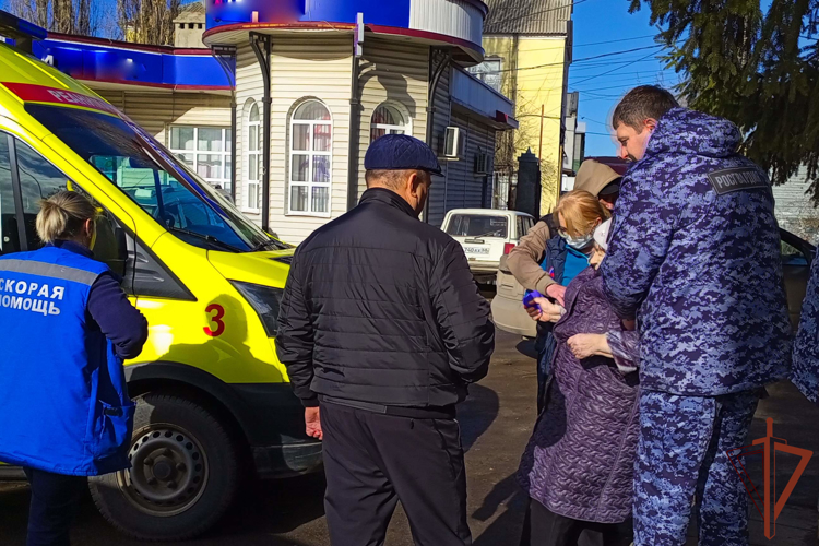 В Тамбовской области росгвардейцы пришли на помощь почувствовавшей недомогание женщине 
