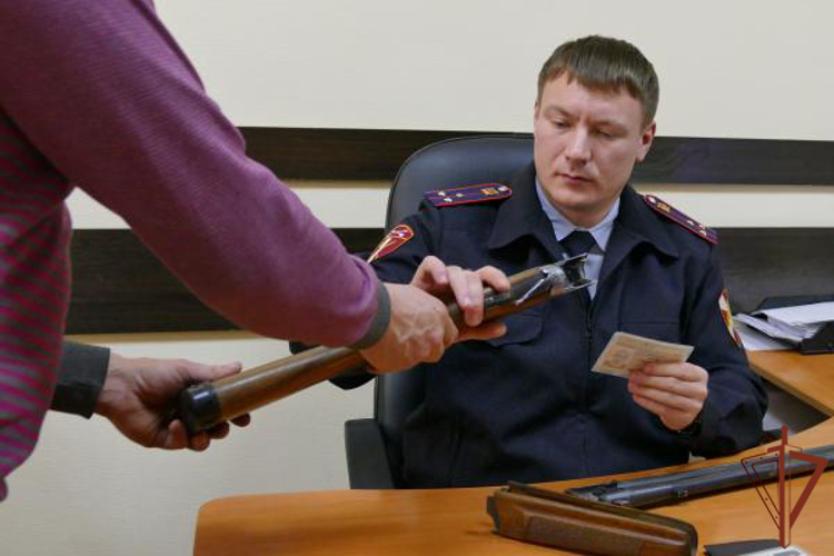 В Омской области Росгвардия передала около 140 единиц оружия для нужд СВО 