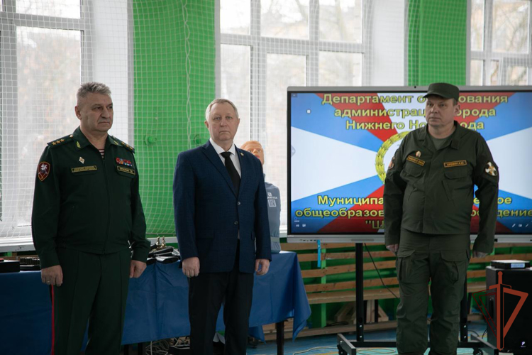Командующий Приволжским округом Росгвардии поздравил воспитанниц кадетского класса в Нижнем Новгороде с Международным женским днем (видео)