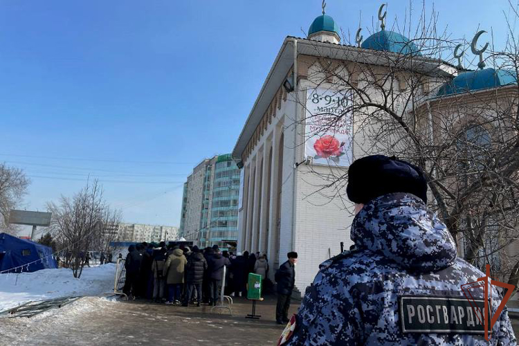 Росгвардейцы обеспечили охрану правопорядка во время выставки реликвий Пророка Мухаммада в Красноярске