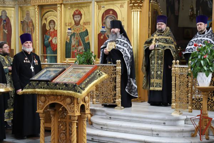 Молебен за воинов Росгвардии состоялся в московском храме Георгия Победоносца на Поклонной горе 