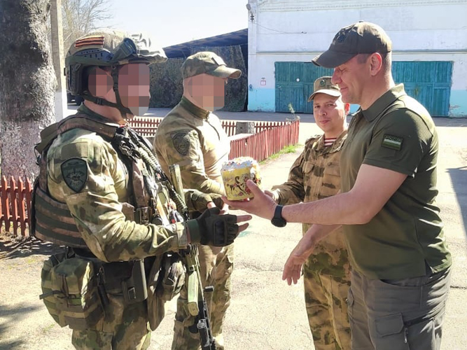 Повар Росгвардии из Брянска испекла пасхальные куличи для бойцов на приграничных территориях 