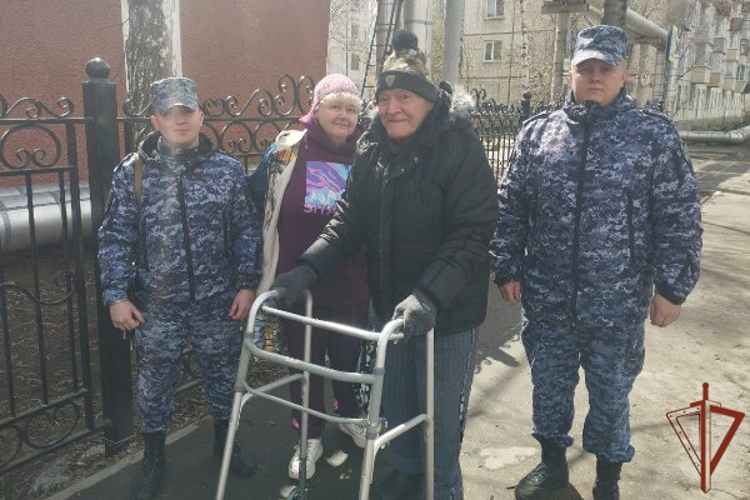 Сотрудники Росгвардии отыскали потерявшегося пенсионера в Бийске