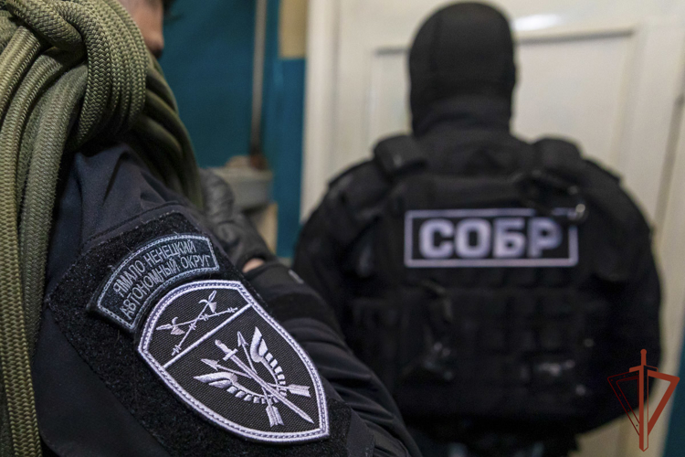 При поддержке СОБР Росгвардии на Ямале пресечена деятельность группы лиц по незаконному обороту наркотиков (видео)