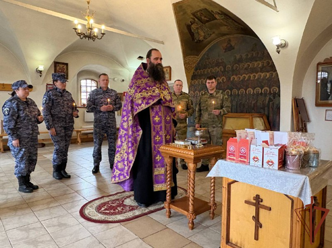 В преддверии праздника Светлой Пасхи росгвардейцы навестили матерей погибших сослуживцев (видео)