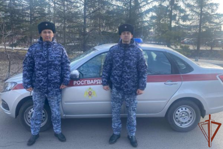 Патрульный экипаж Росгвардии в Омской области разыскали подростка, ушедшего из дома в ночное время 
