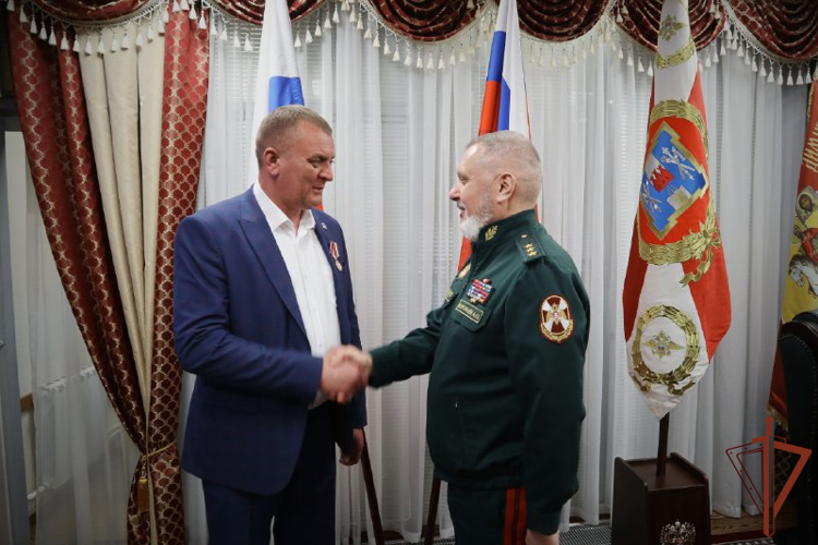 Генерал-полковник Алексей Воробьев вручил медаль «За содействие» главе предприятия «Софрино» Владимиру Левину