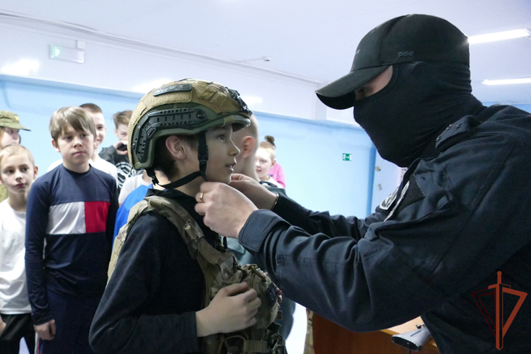 Росгвардия провела патриотические встречи и мастер-классы для юных патриотов в городах Сибири