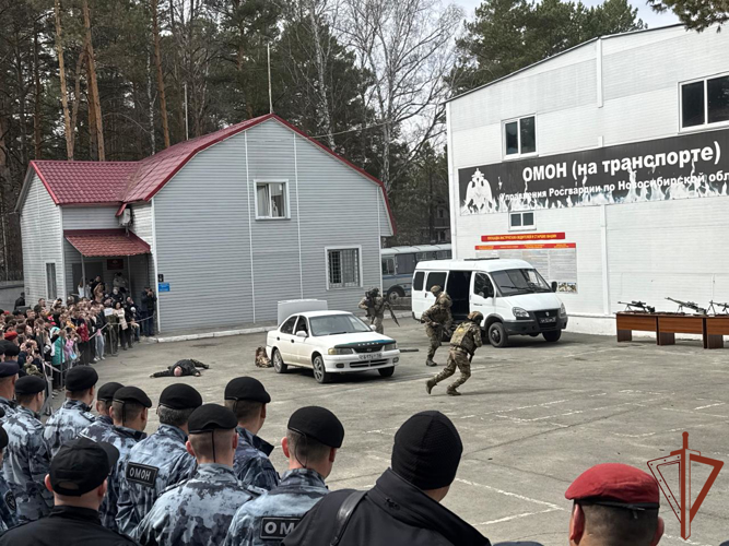 Росгвардия провела дни открытых дверей и уроки мужества для школьников в Сибири