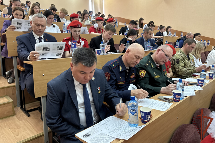 В Сибири росгвардейцы написали «Диктант Победы»