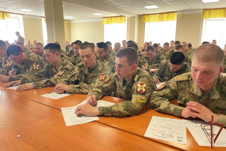В Сибири росгвардейцы написали «Диктант Победы»