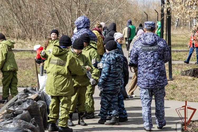 Весенние субботники прошли при участии росгвардейцев в городах Сибирского федерального округа