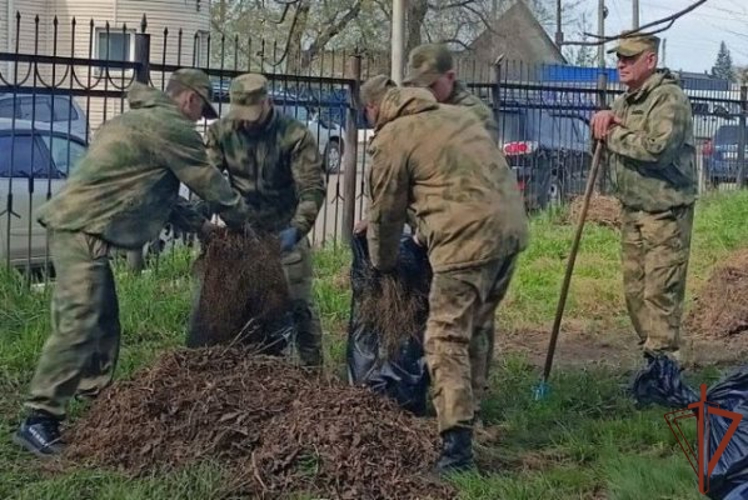 Весенние субботники прошли при участии росгвардейцев в городах Сибирского федерального округа