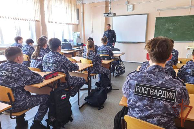Посвященные Году защитника Отечества мероприятия для школьников провели росгвардейцы на Урале