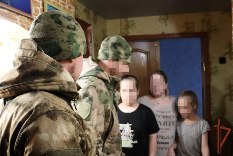 В ЛНР росгвардейцы передали гуманитарную помощь семьям, оказавшимся в трудной жизненной ситуации 