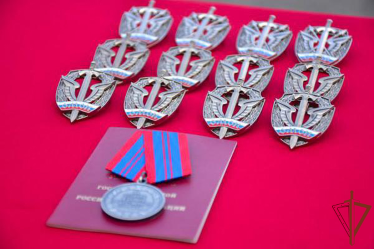Бойцы ОМОН Росгвардии на Ямале прошли квалификационные испытания на право ношения особого геральдического знака