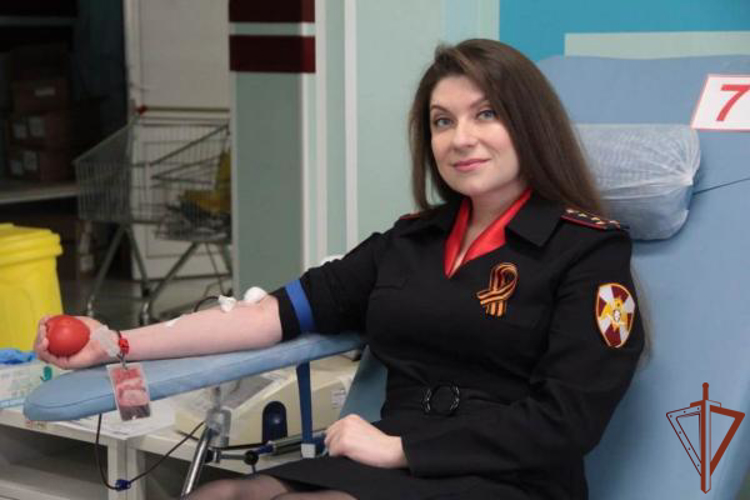 Росгвардейцы пополнили банк крови и поздравили медиков с Национальным днём донора в Тюмени и Югре