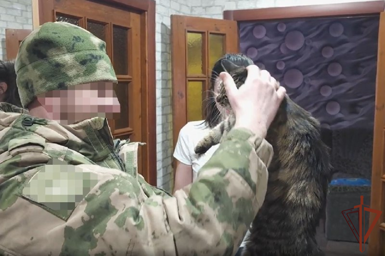 В ЛНР росгвардейцы передали гуманитарную помощь семьям, оказавшимся в трудной жизненной ситуации