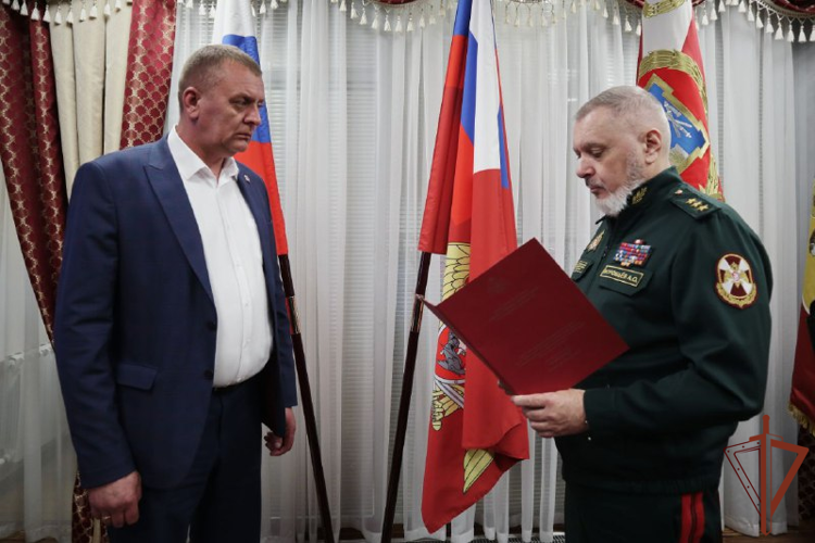 Генерал-полковник Алексей Воробьев вручил медаль «За содействие» главе предприятия «Софрино» Владимиру Левину