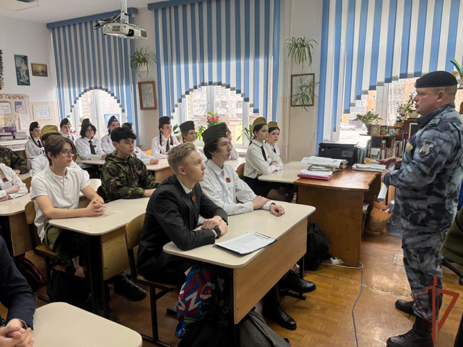 Росгвардейцы вместе с подшефными школьниками из регионов Сибири поучаствовали в патриотических акциях ко Дню Победы
